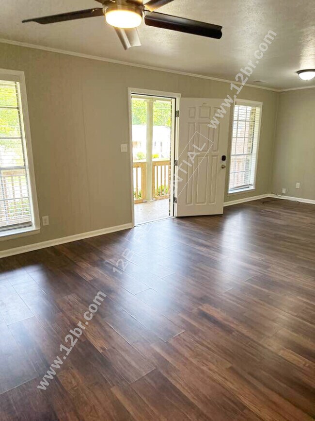 Building Photo - Cozy 3-Bedroom Home Near Shopping Centers ...