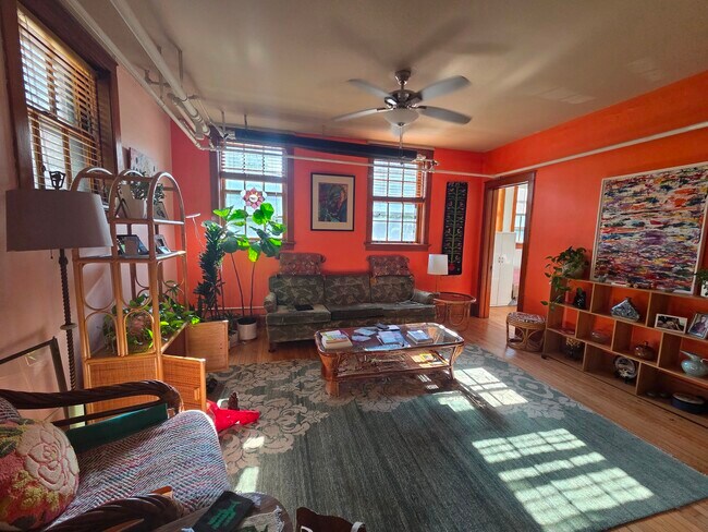 Foto del edificio - 2537 N Downer Ave
