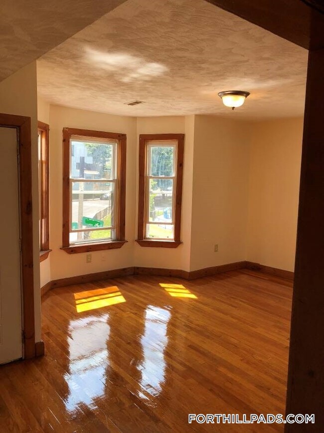 Building Photo - 253 Highland St