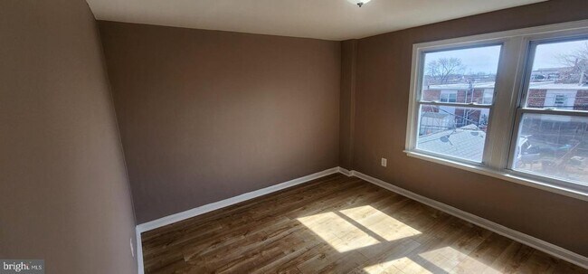 Foto del edificio - 7915 Eastdale Rd