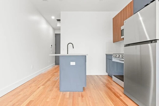 Building Photo - 271 E 28th St