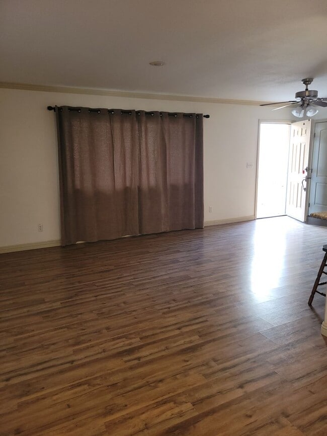 Building Photo - Unfurnished Long Term