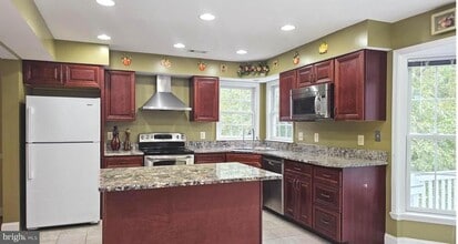 Building Photo - 10 Forest Brook Ct