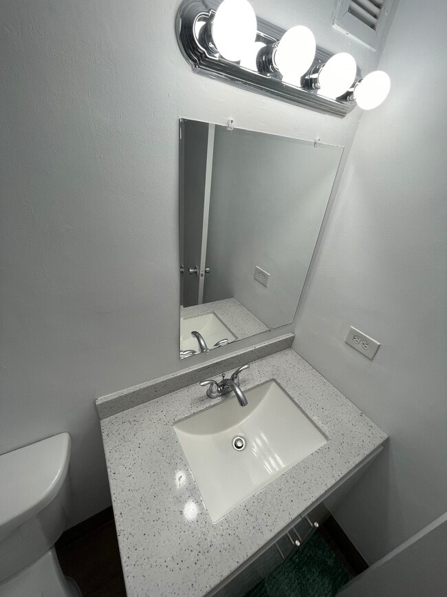 Building Photo - 905 Brickell Bay Dr