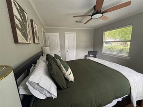 Building Photo - 331 Oak Dr