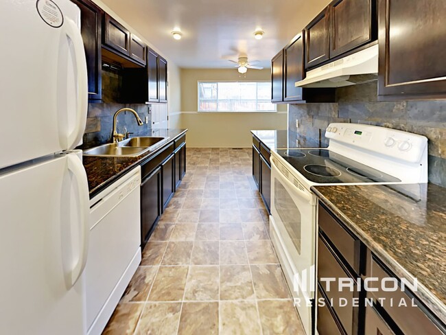 Foto del edificio - 1355 Royal Dr