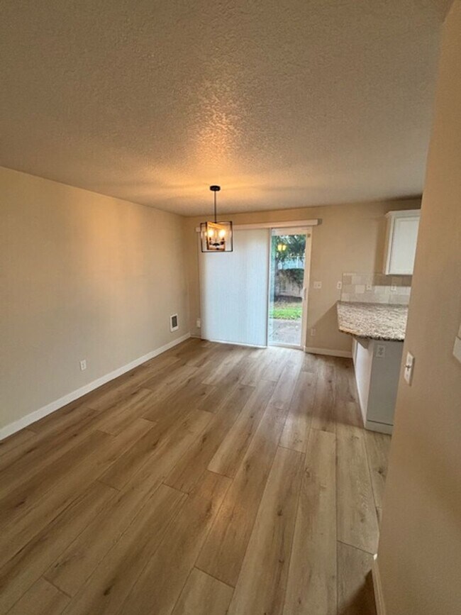 Building Photo - 3 Bedroom 2.5 Bath Newberg OR