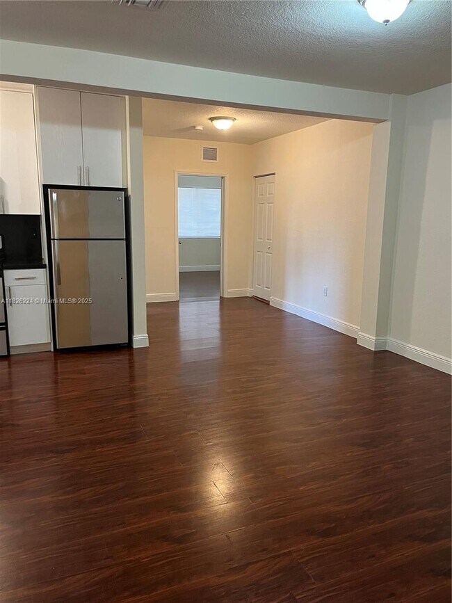 Foto del edificio - 2880 Pine Tree Dr