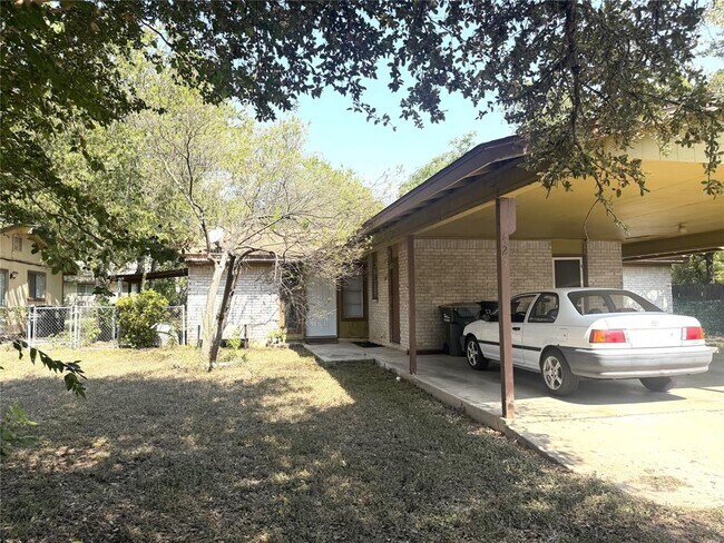 Building Photo - 421 Live Oak St