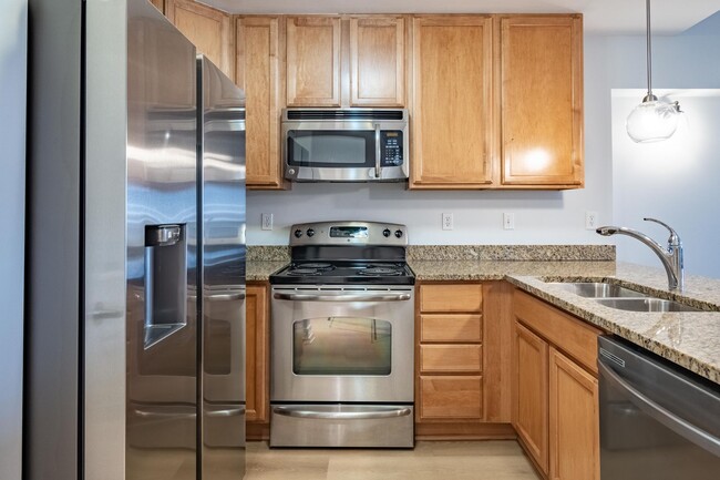 Building Photo - Two Bedroom Condo | Short Term & Furnished!