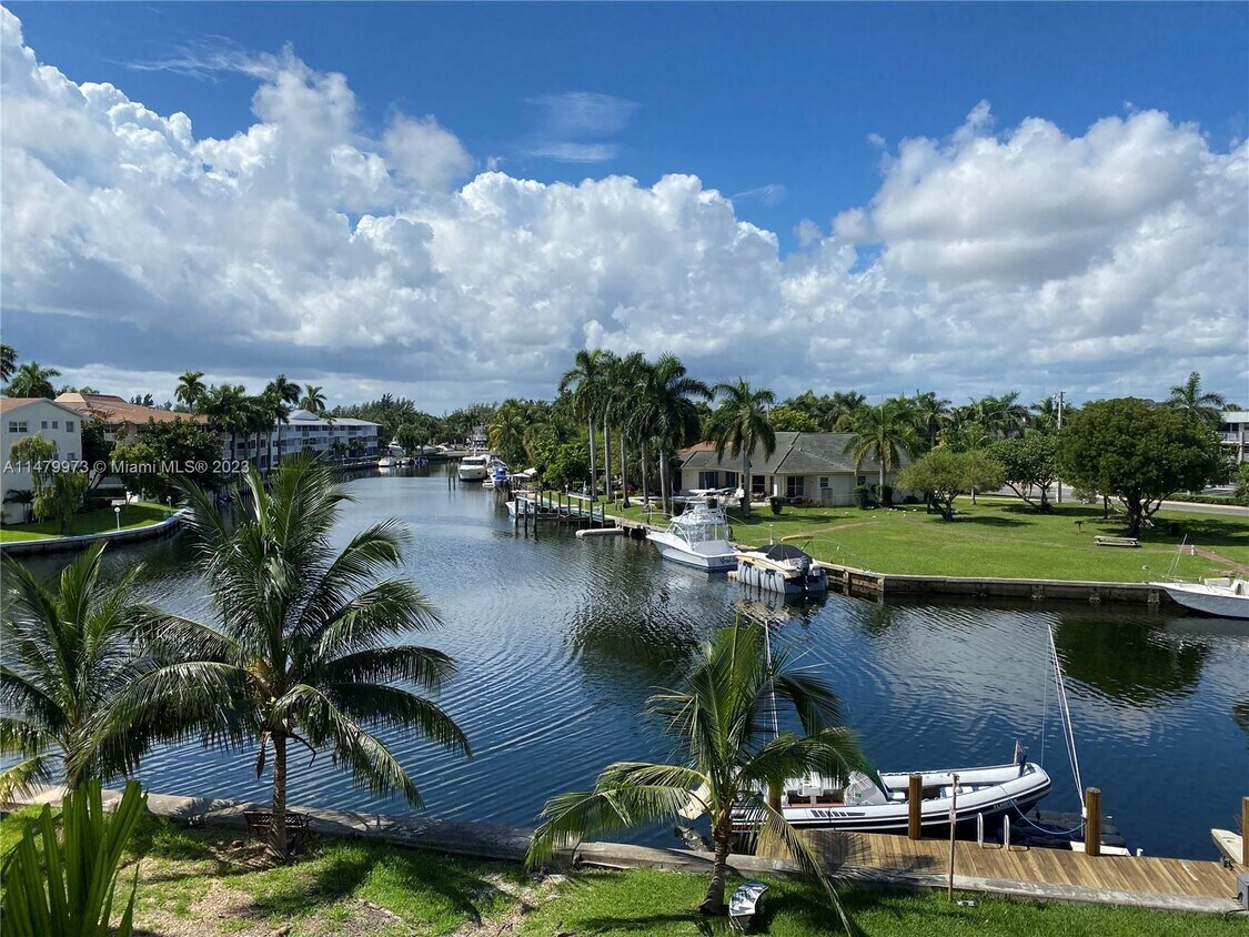 455 Golden Isles Dr Unit 302, Hallandale Beach, FL 33009 Condo for