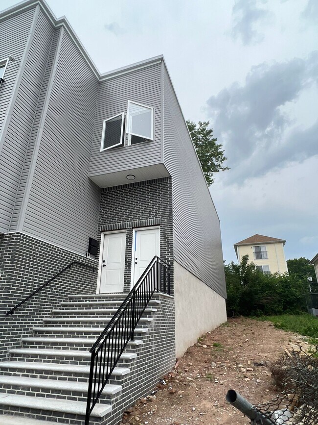 Building Photo - 168 N 18th St
