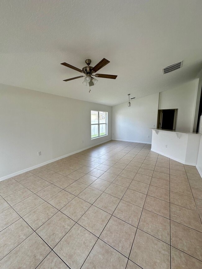 Building Photo - NEWLY RENOVATED Duplex available NOW!