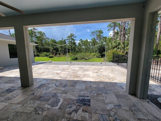 Foto del edificio - 8570 Tropicaire Blvd