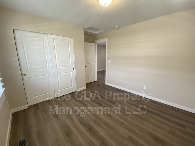Foto del edificio - 6888 N Proust Dr
