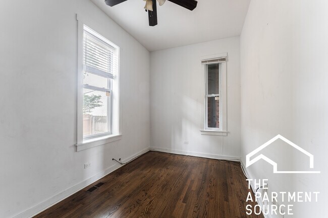 Foto del edificio - 727 N Hoyne Ave