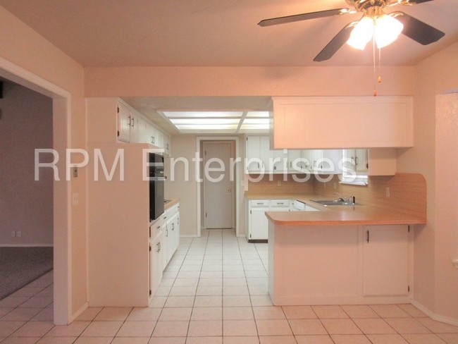 Building Photo - 1325 Kelly Park Rd