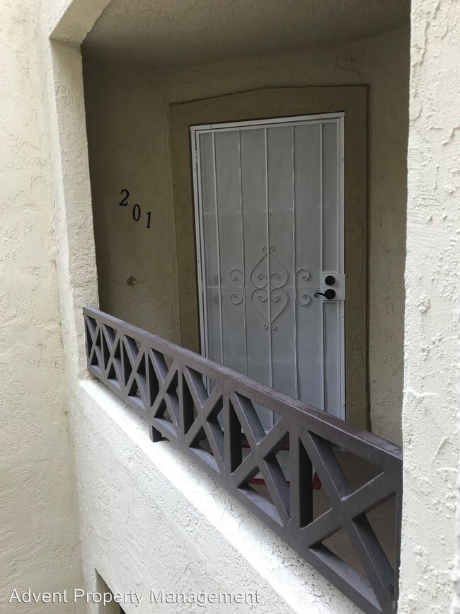 Building Photo - 2055 Lakeridge Cir