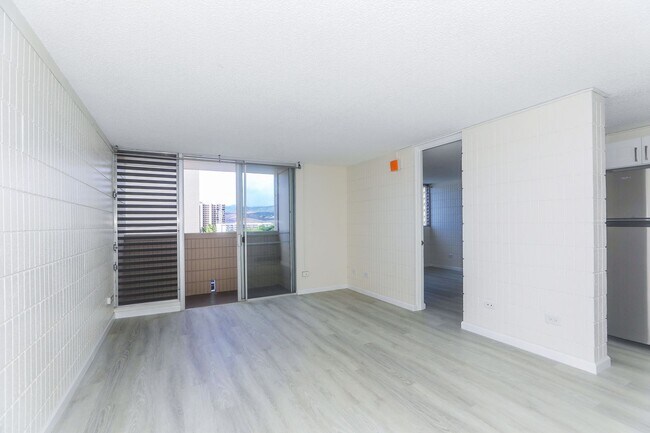 Foto del edificio - Sunset Lakeview - Fully renovated 3 bedroom, 2 bath on lower floor comes with tandem parking for ...