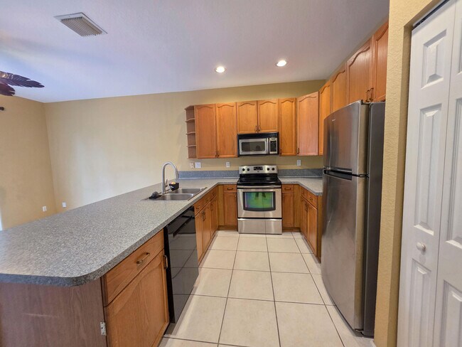 Foto del edificio - 4434 Lake Lucerne Cir