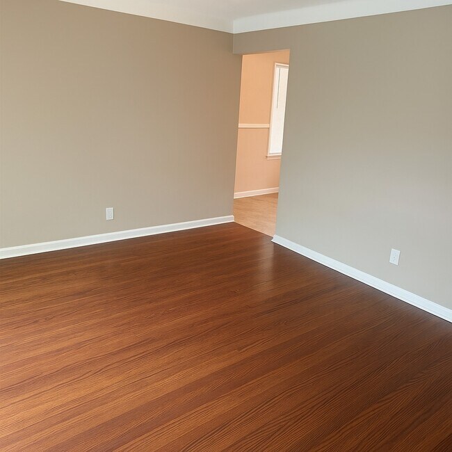 Foto del edificio - 531 Ames Pl