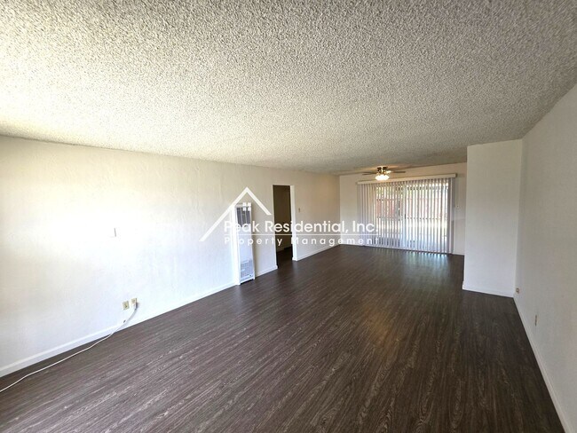 Foto del edificio - A Charming 3bd/1ba Fruitridge Manor Area Home with Garage