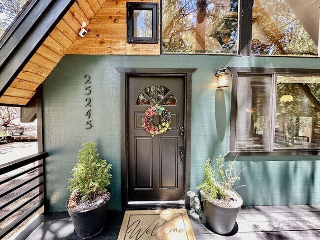 Foto del edificio - 25245 Rosaline Rd