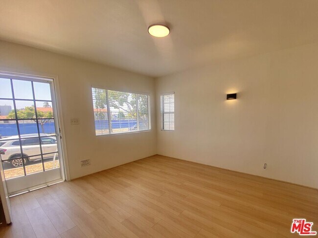 Building Photo - 2415 Arizona Ave