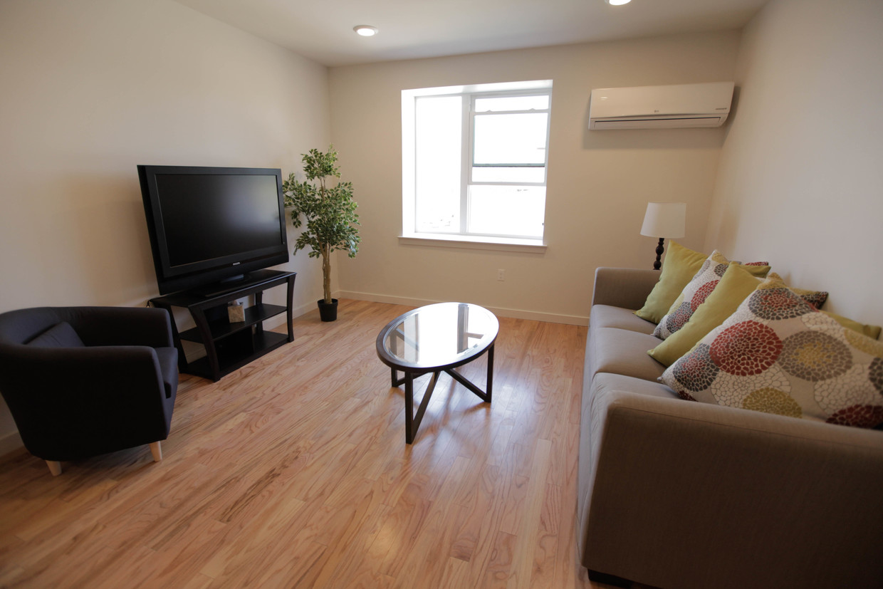 Foto principal - 3400 Belgrade St