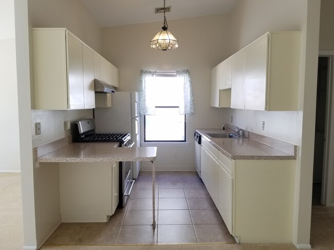 Kitchen - 1512 Spruce Hills Dr