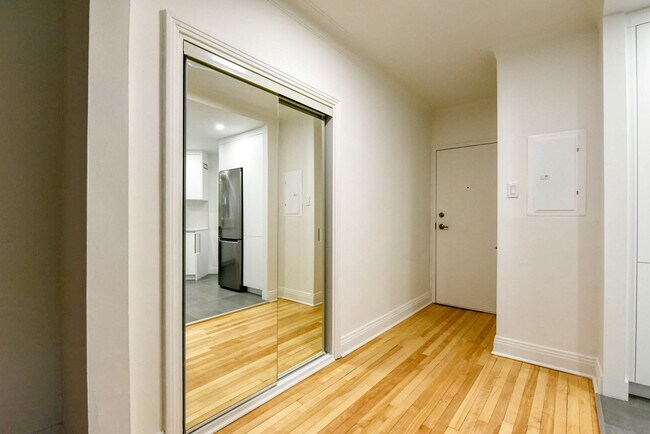 Building Photo - 3500 Av. Ridgewood