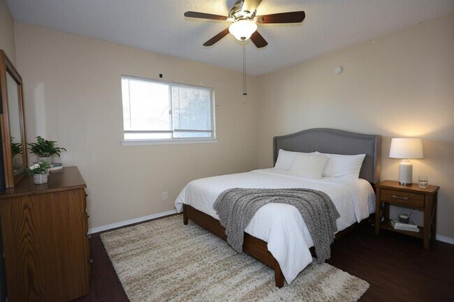 Foto del edificio - 1245 N LBJ Dr