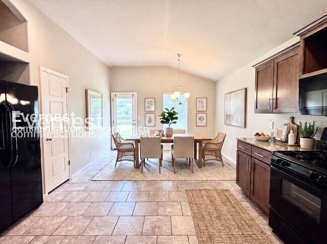 Foto del edificio - 3 Bed, 2 Bath Home with Garage / Pet-Friendly / Available Now!