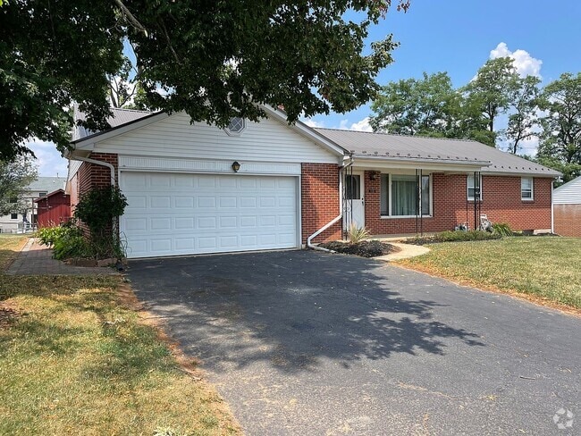 Building Photo - 113 E Clearview Dr