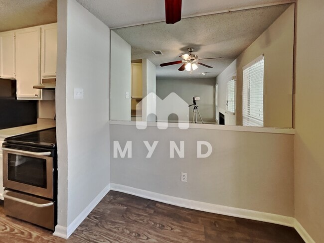 Building Photo - 4502 Gaston Ave Unit 314