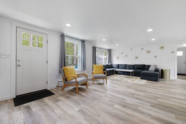 Foto del edificio - 50 Longwood Dr