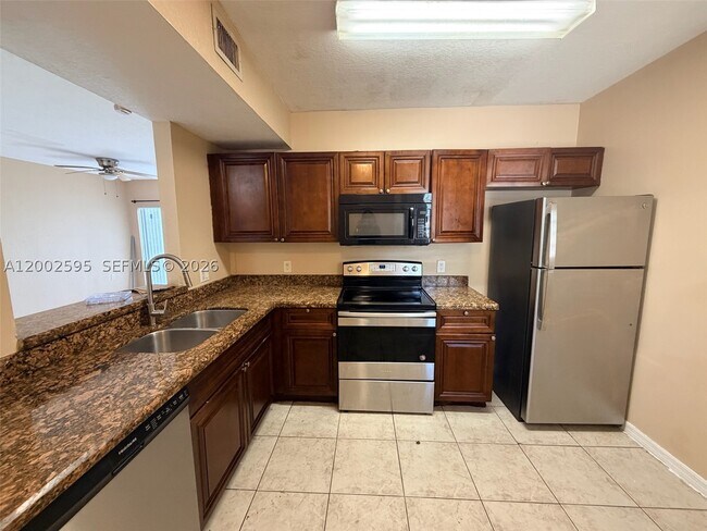 Foto del edificio - 1133 Golden Lakes Blvd