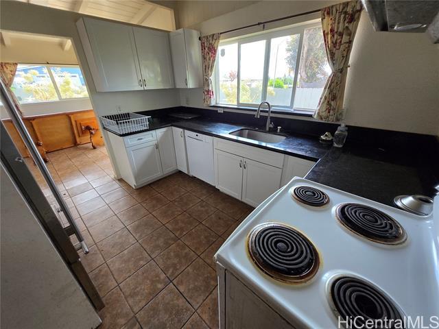 Building Photo - 2447 Auhuhu St