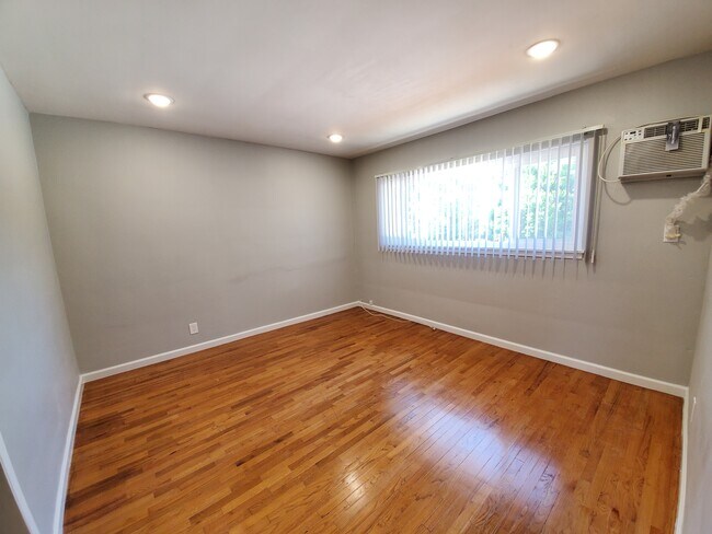 Building Photo - 1155 N Gardner St