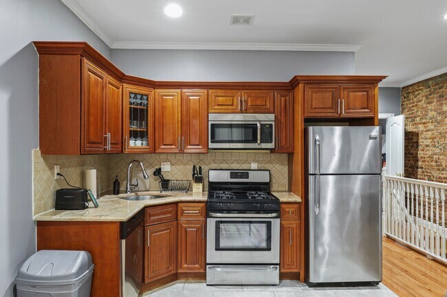 Building Photo - 397 Bainbridge