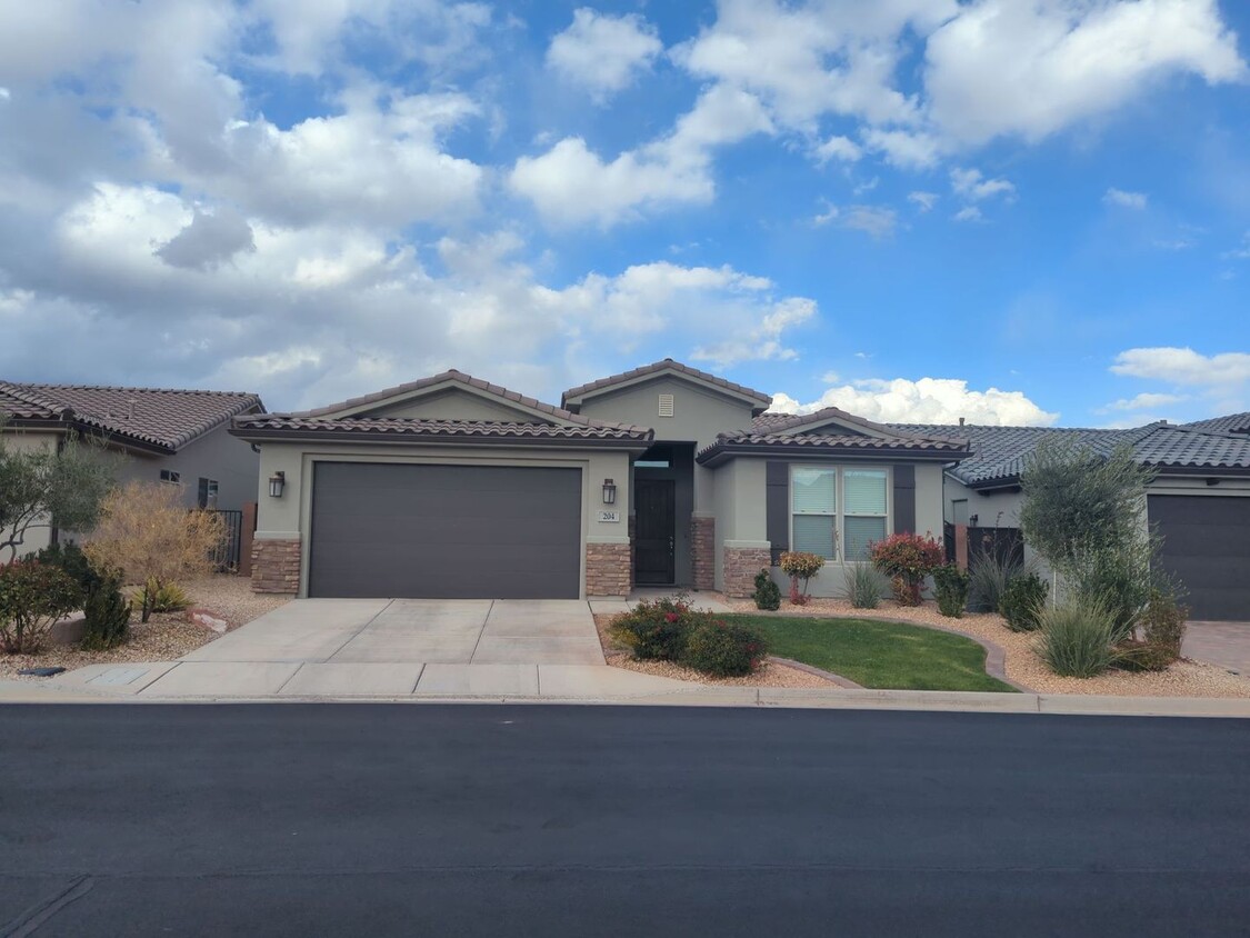 Foto principal - 3 Bedroom 2 Bath Home - Dog Friendly!