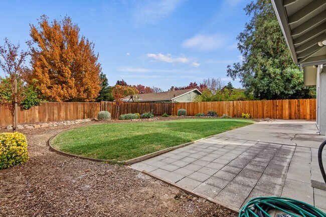Building Photo - Charming Single Story 3 Bed, 2 Bath in Bre...