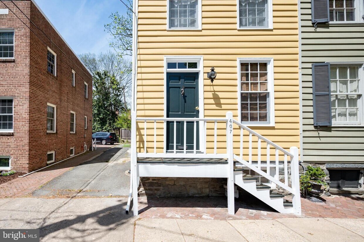 Primary Photo - 407 S Royal St