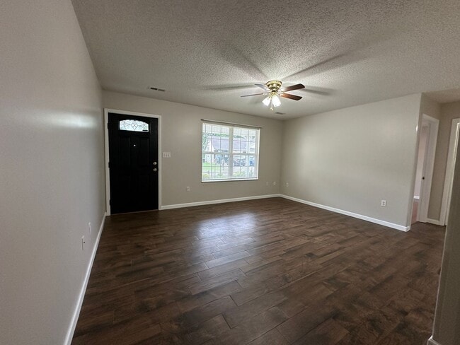 Building Photo - Peaceful Single-Level Living in a Charming Kodak Neighborhood