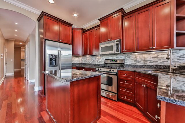 Building Photo - 2129 W Belmont Ave