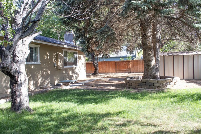 Building Photo - 3 Bedroom 2 Bath 2-car garage Close to 580