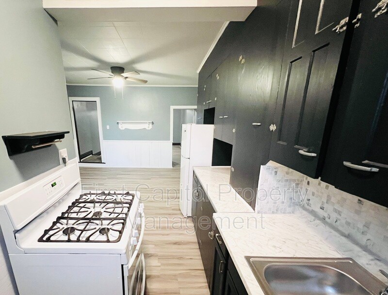 Primary Photo - 1102 W Elm Ave