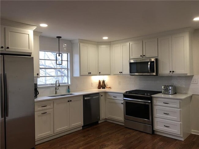 Building Photo - 2251 Skyline Dr