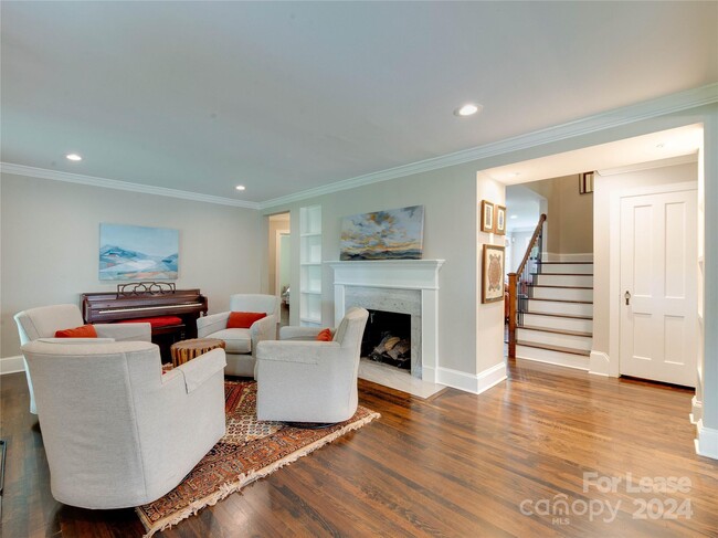 Foto del edificio - 823 Sedgefield Rd