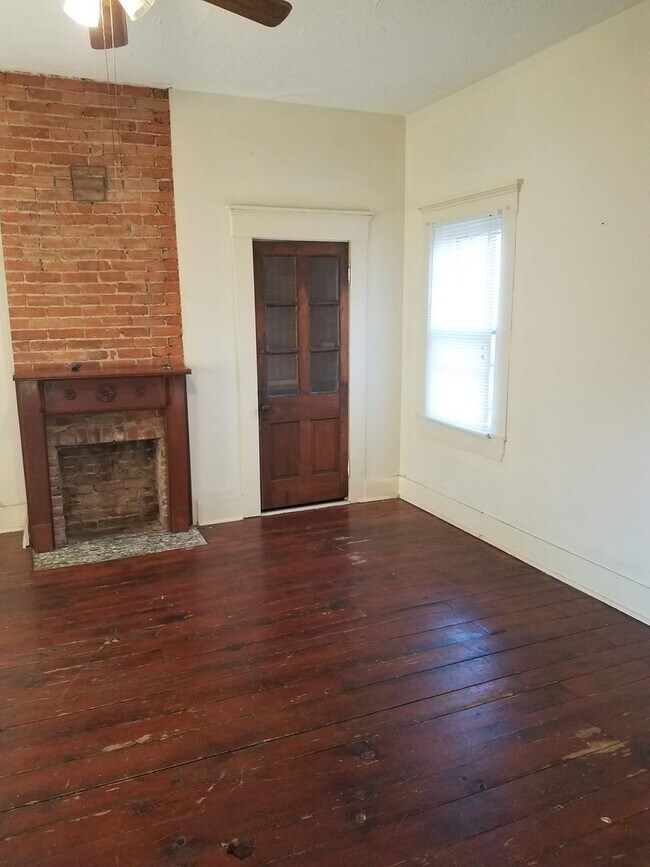 Foto del edificio - 2 Bed1 Bath Fenced in Backyard and Garage